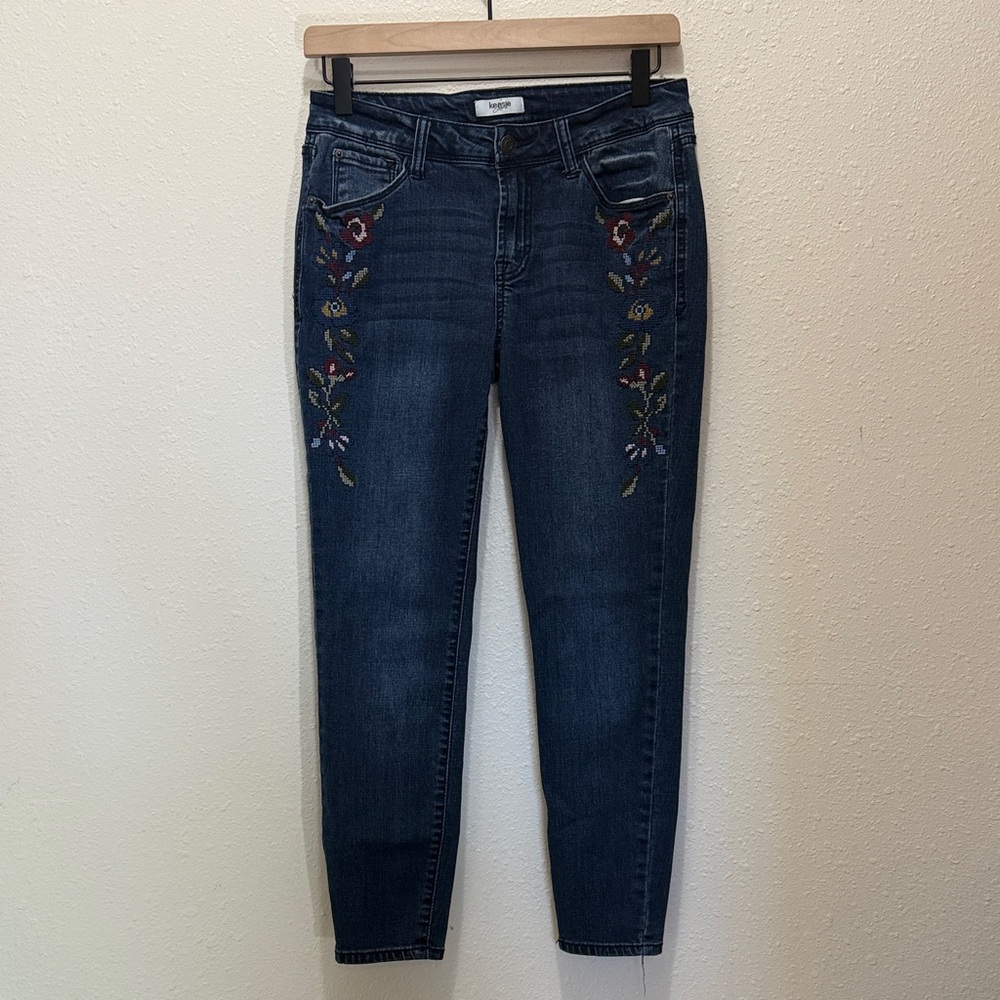 Kensie Embroidered Blue Jeans, Size 2/26